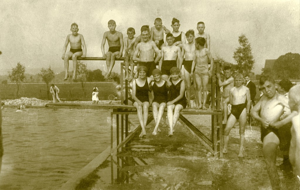 Bereits 1926 war Schlangens Freibad mit zwei Sprungbrettern ausgestattet worden - besonders zur Freude der jungen Badegäste. Sammlung H. Wiemann, 1926